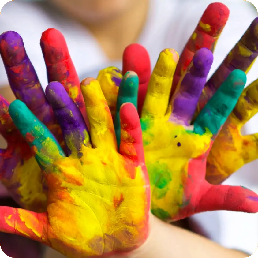 Красивые работы руками. Арт-терапия. Яркие краски. Арт терапия для детей. Цветные ладони.